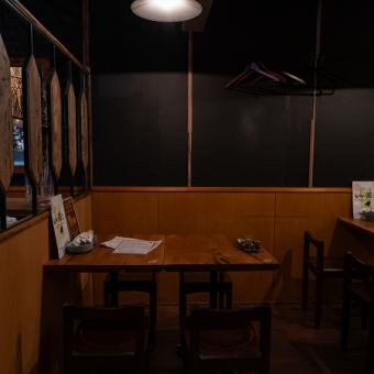 2名掛けは1卓。少人数での利用や軽い飲み、食事中心の使い方にも便利。席間が近すぎない配置で、会話がしやすく、気軽に立ち寄れる汎用性の高い席です。