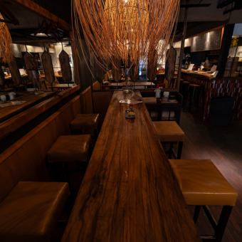 最大5名まで座れる長テーブルは、少人数の集まりや料理を多く注文する会にも向いた使いやすい席。立食時は10名まで対応でき、用途に合わせた柔軟な利用が可能です。