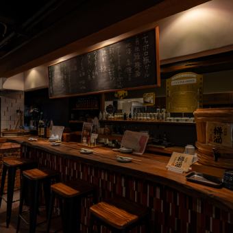 全4席のカウンターは、料理の提供がスムーズで一人でも使いやすい造り。短時間の立ち寄りや、仕事帰りの一杯にも便利。視界が開けており、周りを気にせず過ごせる席です。