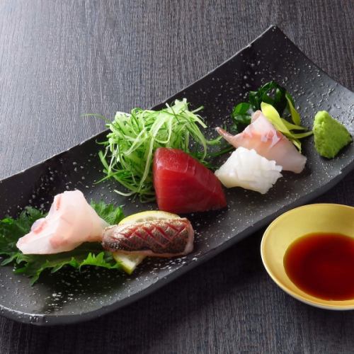 Carefully selected sashimi and meat dishes