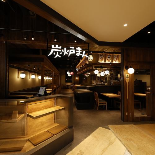 <p>リンクス梅田に現れる、活気あふれる「炭炉まん」の入り口。一歩足を踏み入れれば、そこは炭火の香ばしい香りと熱気に包まれた大人の隠れ家。目の前で焼き上がる炉端の臨場感を楽しみながら、厳選された肉や鮮魚を堪能できます。お買い物帰りや仕事帰りの一杯に、ぜひお立ち寄りください。</p>