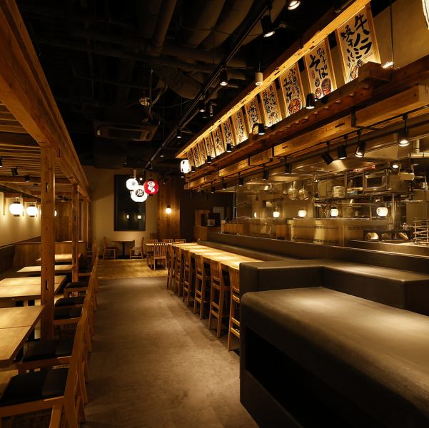 職人の技を目の前で楽しめる、圧巻のライブカウンター！炭火から立ち上る煙と香り、そして焼き上がる音まで、五感すべてで炉端焼きを堪能できる特等席です。お一人様やカップルでのご利用に最適。焼きたての美味しさをダイレクトに味わえる、炭炉まんならではの醍醐味をお楽しみください。