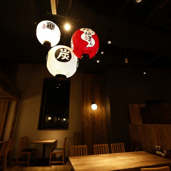 「炭」の文字が力強く書かれた大きな提灯が、和の情緒を演出する特別な空間。落ち着いた照明と木の温かみに包まれた店内は、大切な方とゆっくりと語り合うのにぴったりです。窓から見える夜景とともに、炭火で焼き上げた至極の逸品とお好みの地酒で、心に残る一夜をお過ごしください。