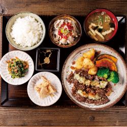 牛ハラミにぎやか定食