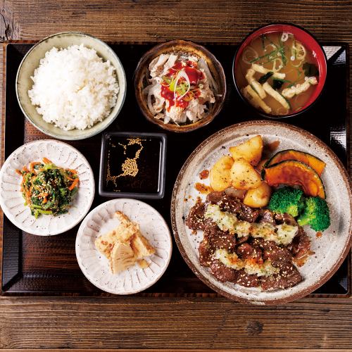 牛ハラミにぎやか定食