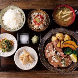 牛タンにぎやか定食