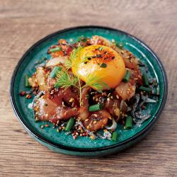 お魚と塩昆布の和風ユッケ風 玉子のせ
