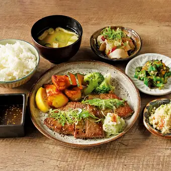 阿波黒毛牛特上ステーキにぎやか定食（レギュラー）