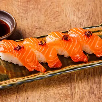 Salmon sushi platter (4 pieces)