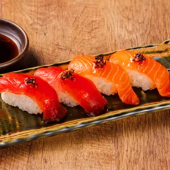 Salmon (2 pieces) and Tuna (2 pieces) assortment