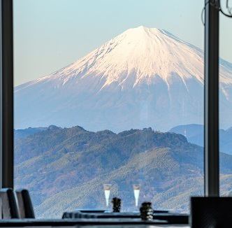 大型宴会にも対応できる広々とした店内は、地上110ｍからの絶景を望む開放的な空間。高層階ならではの眺望と落ち着いたインテリアが、特別な集まりをより一層華やかに演出します。ゆったりとしたテーブル配置で、人数に応じたレイアウト変更も可能。宴会やパーティーに最適な環境で、贅沢な時間をお過ごしください☆