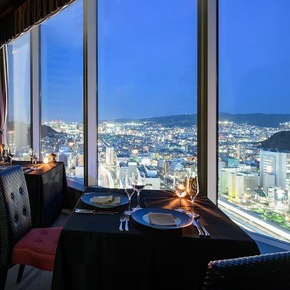 <p>店内はシックで洗練されたデザインが特徴。大きな窓から広がる絶景は、昼夜問わず訪れる人を魅了します。アクセスも便利で、特別な日を過ごすのにふさわしいロケーション。さらに、スカイチャペル貸切など独自のサービスで、他にはない体験を提供します◎</p>