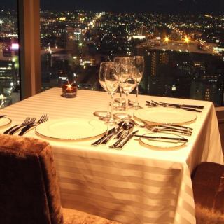 カップルに人気の窓際席◎夜景を眺めながらの乾杯は格別です。
