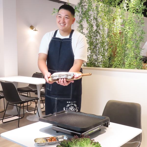 元気なスタッフがお出迎え。10年以上焼肉に携わる店主が手掛けます。拘りぬいて仕入れたお肉は脂の乗り、美味さは一級品。尚且つコスパ良しのこだわりをぜひご体感下さい。既にリピーター多数！