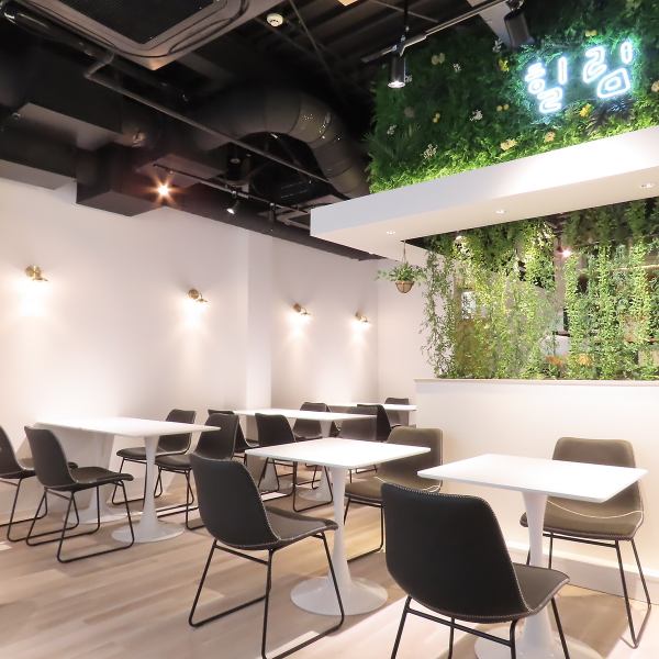 明るい店内には目印のグリーンカーテンがあり、オシャレかつ落ち着いた店内。各種ご宴会や女子会、誕生日利用など、様々な雰囲気でご利用いただける店内となっております。