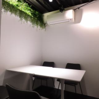 明るい光が差し込む4名掛けのテーブル席は、友人とのおしゃべりやデートにもぴったりな空間です！このスペースは、静かな時間を求める人にとっても理想的な場所であり、カジュアルな会話や集中したいときにもオススメです◎日常の喧騒から離れ、おしゃれなインテリアに囲まれながら、特別なひとときをお楽しみください♪