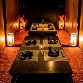 【団体様大歓迎】最大100名様の貸し切りにも個室にて対応させて頂いております。大人数でのご宴会も承っております。会社宴会・サークルでの飲み会・女子会・誕生日会など様々なシーンでご利用いただけます。大人数の団体はお早めのご予約を！開放感のあるお席へご案内いたします。