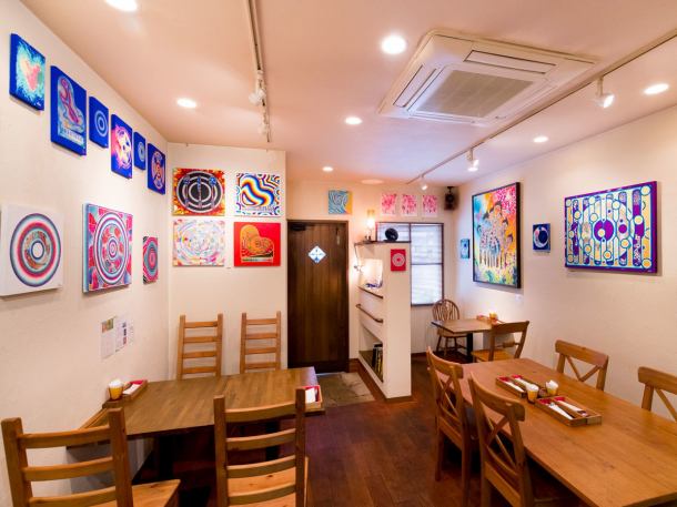 Inside the store is like an art museum ♪ A lot of acrylic paint based on a bright color that imaged a piece that lights up in the room.You can enjoy your meal with elegant feeling surrounded by the work that the owner handled.