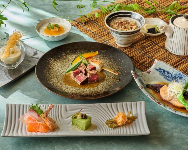 我们提供三种华丽而豪华的晚餐套餐：终极9,900日元，特别精选12,100日元，季节15,400日元（所有价格均含税）