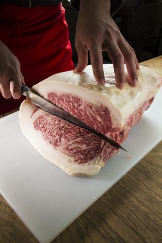 肉職人が毎朝塊肉をさばく