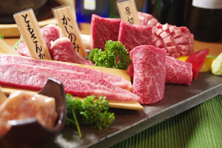 最高の肉をそれぞれ最高の状態でご提供。道産の生ホルモンを冷たい氷で締めて甘みを高めるなど、肉の品質の高さが「炭焼 味覚園」の最大の魅力です。