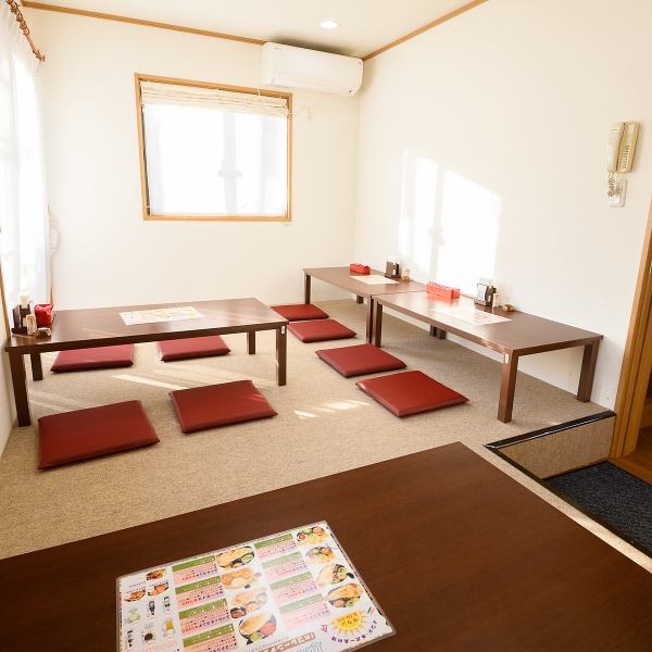 【宴会、パーティー利用に◎】座敷席のお部屋には2名掛け×2席、4名掛けが2席。足を伸ばしてゆったり過ごせる座敷席はパーティーなどにもぴったりです。インド料理を囲んで愉しい時間をお過ごしください♪