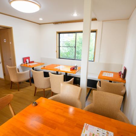 一楼/有一张可供两人用餐的桌子。它还可以连接并使用。