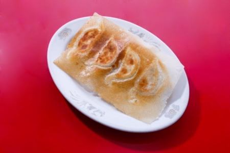 Each dumpling is handmade.It is characterized by the bean paste with plenty of vegetables.