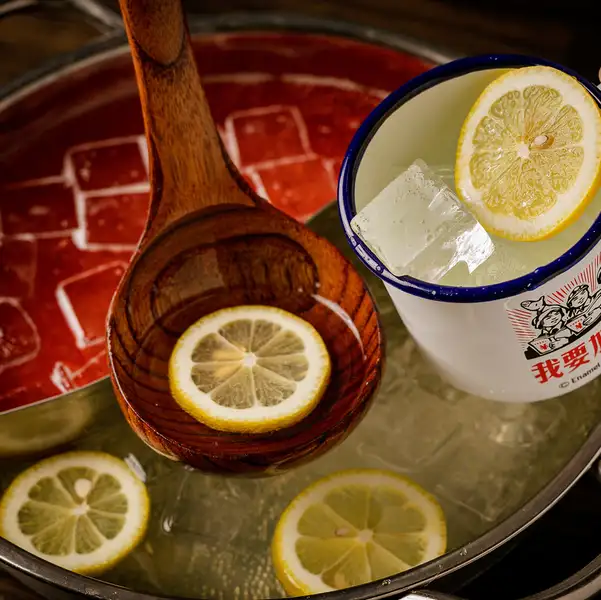【話題沸騰】自分好みにカスタム＆卓上で注ぎ合う『名物！火鍋サワー飲み放題