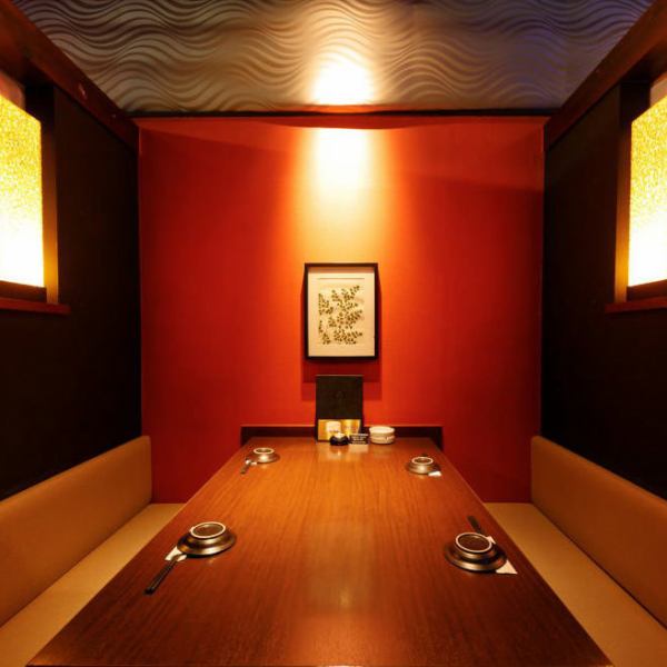2 to 4 people ◆ Japanese modern aqua private room ◆ Create a special time with fantastic lighting ♪ Add flowers to a fun time with couples and friends ◆ A sofa type room that can be used widely by 4 people and relax Please relax ♪