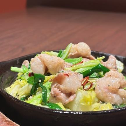 春キャベツと国産牛もつ炒め