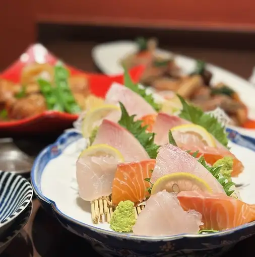 9月至11月 ◆ 单人份 ◆ 含10种清酒 ◆ 套餐包含自选火锅和刺身 ◆ 8道菜 + 90分钟畅饮 8000日元 ⇒ 6000日元
