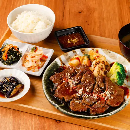 牛ハラミにぎやか定食
