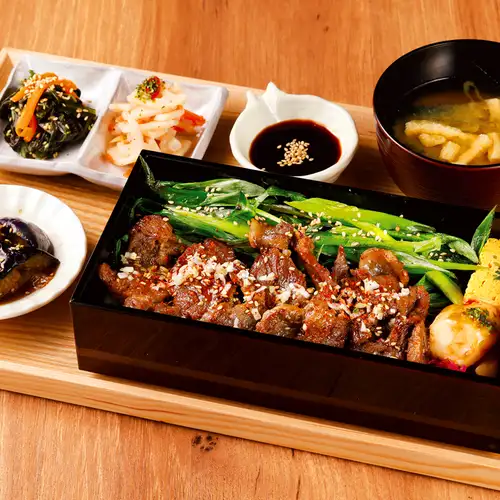 牛ハラミ重にぎやか定食