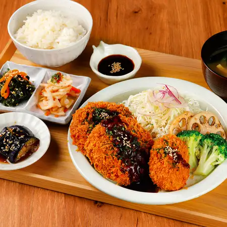2種の洋風フライにぎやか定食