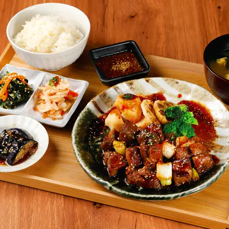 주사위 스테이크 활기찬 정식