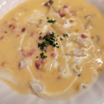 鮮蝦扇貝餛飩佐奶油醬