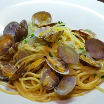 Vongole Bianco (Spaghetti with clams, salty)
