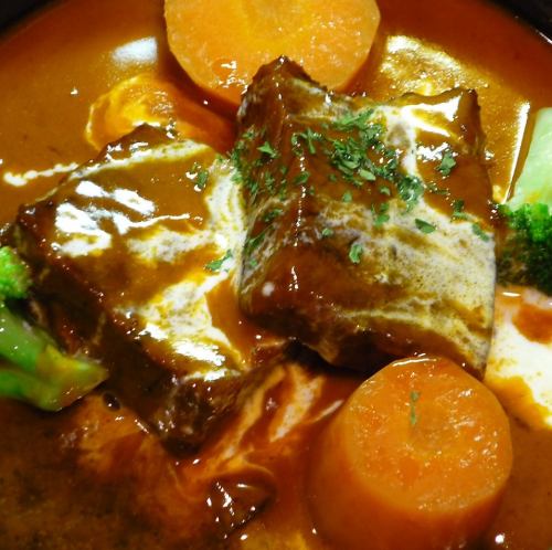 Curry cream stew of beef ribs and mushrooms