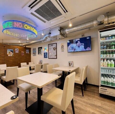 タッカンマリやニンニクチキンなど韓国料理を囲んで楽しめます
