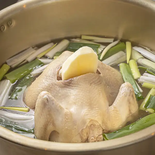 旨みたっぷりのタッカンマリ★スープのコクと鶏肉の柔らかさが特徴の一品です！