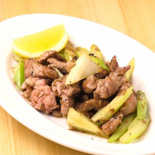 【ラム肉のクミン炒め】ラムの旨味とスパイスの香り！ビールとの相性抜群！