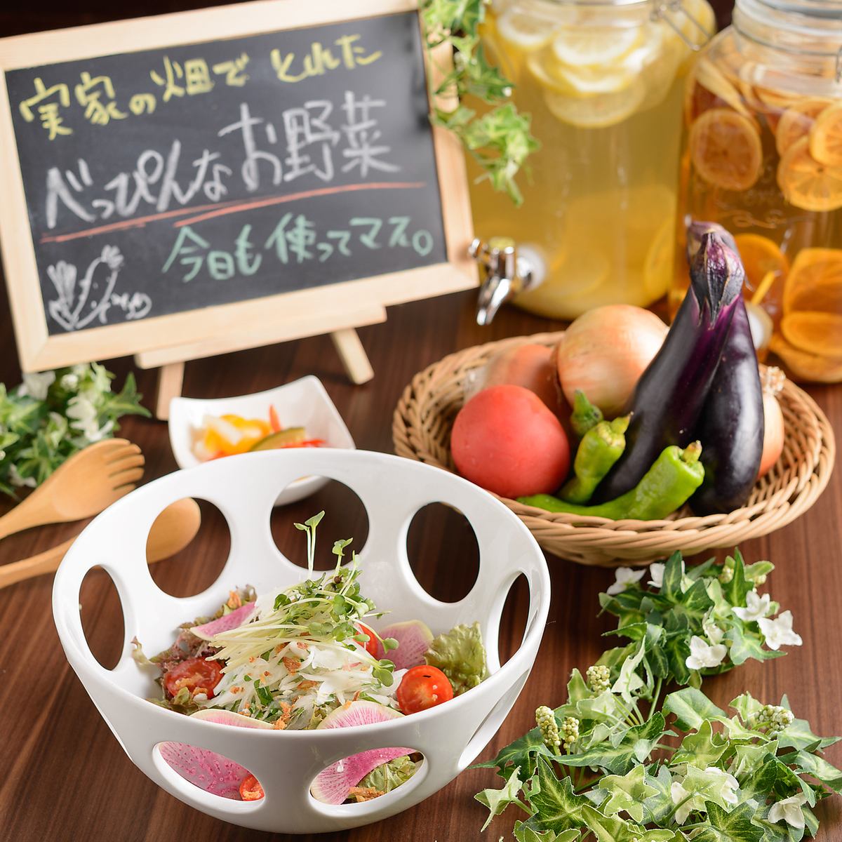 Providing healthy and safe food using home grown vegetables and ingredients from the central market ♪