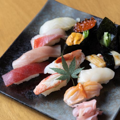 【手艺人在眼前制作寿司...继承传统的可靠味道！】 精选40种浇头的特别套餐☆