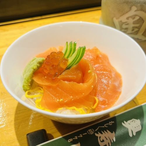 海鮮グルメ新メニュー【宮古トラウトサーモン丼】ご用意しています！