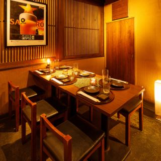 【4名～8名様ご宴会向け】ご接待やお勤め先でのご宴会に最適な寛ぎ和空間をご用意しております。当店は内装にもこだわり疲れを癒す空間造りでおもてなし致します。落ち着いた空間でお勤め先でのご宴会,飲み会はもちろん、女子会,同窓会,誕生日のお祝い等特別な日のお食事にも◎【新宿／居酒屋／個室／飲み放題／宴会】