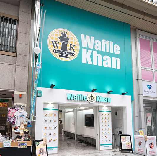 【韩国拥有190家分店的超人气店铺！】不仅颜值高，而且注重健康！华夫饼采用五谷面团和低糖低卡的鲜奶油制成。这种面团由五种谷物制成，希望人们能够“提倡健康饮食”，并且与低甜度、低卡路里的鲜奶油完美搭配。[华夫饼/午餐/Osu/纪念品/外卖]