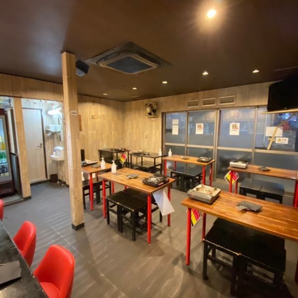 4名席が６テーブル、2名席が1テーブル！大人数でのご来店の際にはテーブルを繋げて広々と♪