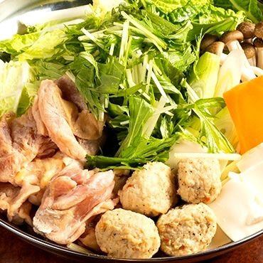 雞肉和蔬菜的鮮美滋味濃縮在富含膠原蛋白的雞湯中!這道特別的相撲火鍋,將溫暖你的身心。