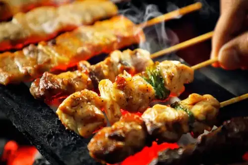 炭火でじっくり焼き上げた香ばしい焼き鳥を盛り合わせ!